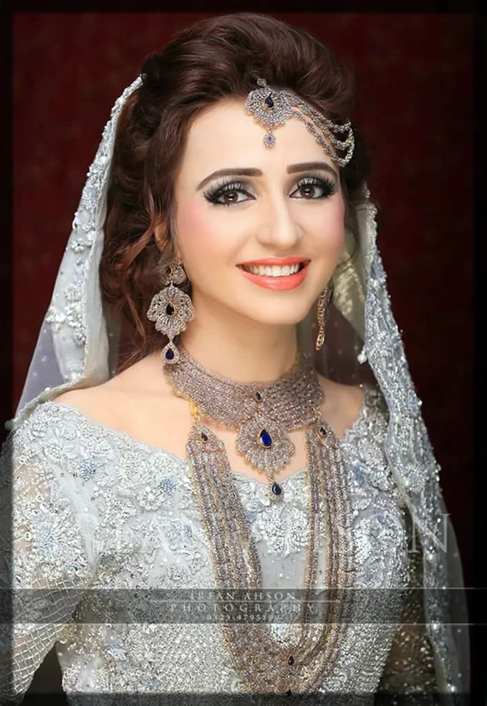 classy-bridal-hairstyle-with-side-tikka